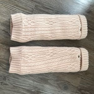 Fingerless gloves.